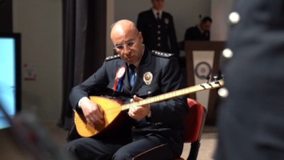 Tunceli'de emniyet müdürü ve polis memurlarından mini konser