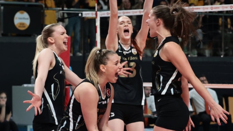 Eczacıbaşı'nı yenen VakıfBank, finale çıktı