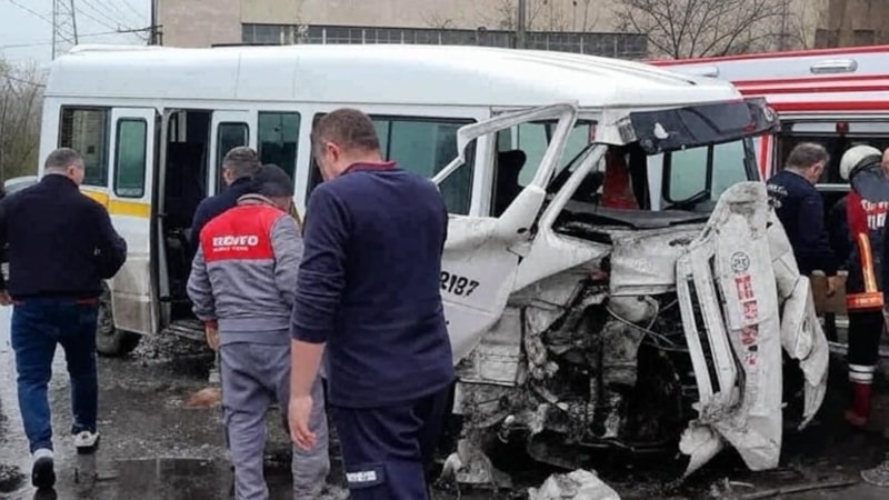 Kütahya'da işçi servisi tıra çarptı