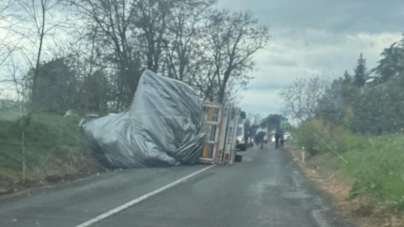 Tekirdağ'da saman yüklü tır devrildi: 1 yaralı