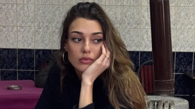 Dilan Çiçek Deniz'in kahvehane pozu