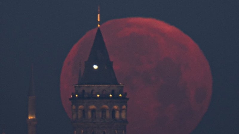 İstanbul'da dolunay gökyüzünü aydınlattı