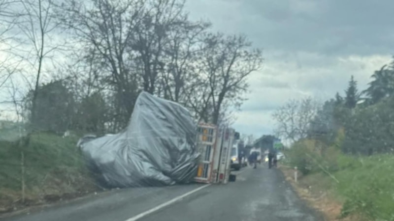 Tekirdağ'da saman yüklü tır devrildi