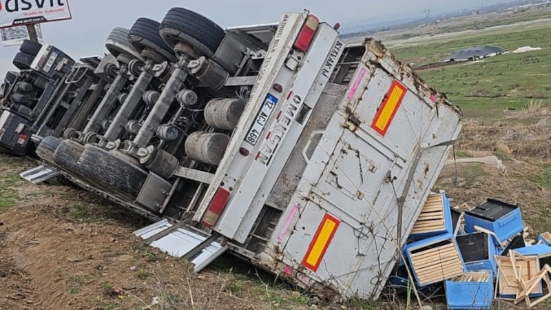 Diyarbakır'da boş kasa yüklü tır devrildi: 1 yaralı