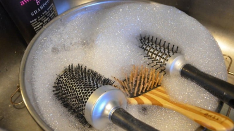 Tarakları 10 dakika bekletin, kepek ve bakteriyi yok edin...