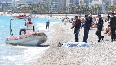 Antalya'da elbiseleriyle girdiği denizde boğuldu