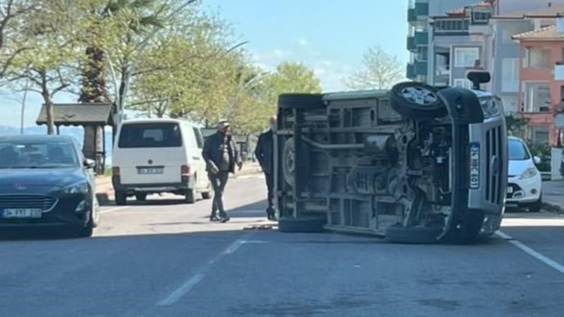 Kocaeli'de otomobile çarpan araç yan yattı