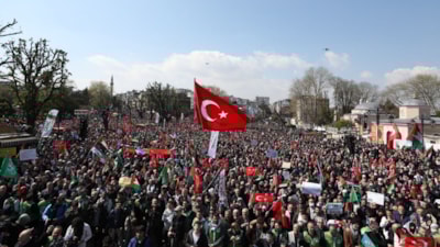 İstanbul Gazze için ayakta: Beyazıt Meydanı'na akın ettiler