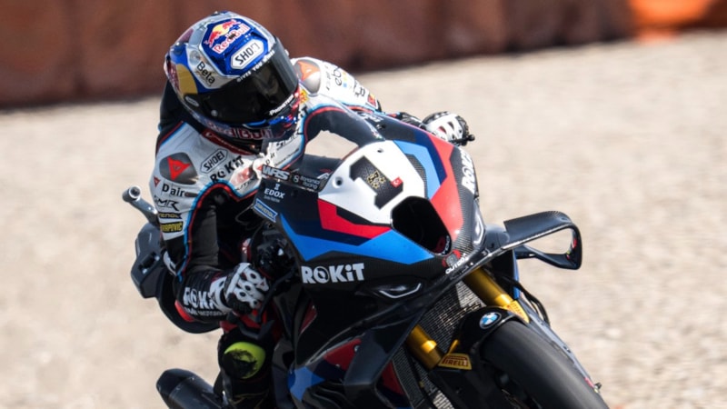 Toprak Razgatlıoğlu, superpole yarışında 1'inci, ikinci yarışta ise 8'inci oldu