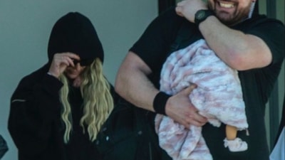 Britney Spears oyuncak bebekle gezerken görüntülendi