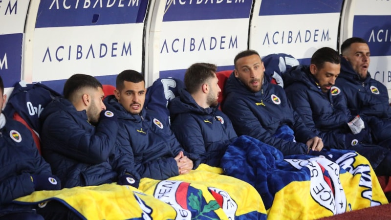 Fenerbahçeli futbolcular battaniyeye sarıldı