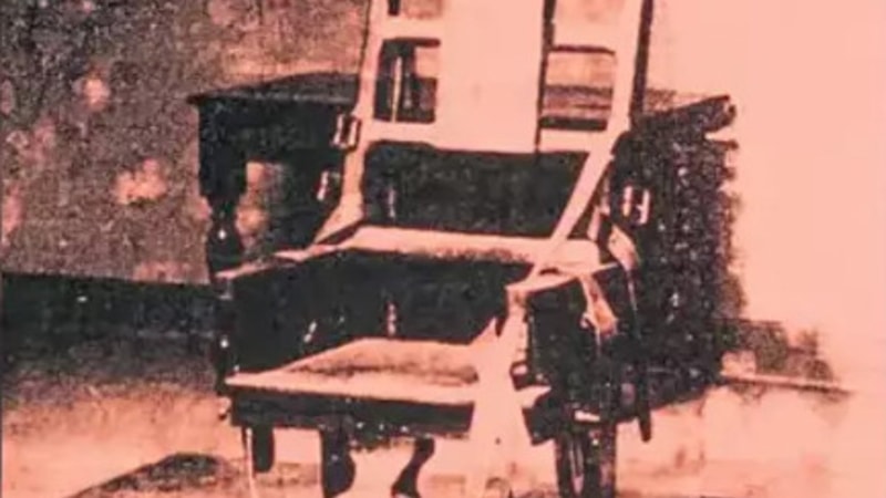 Andy Warhol’un elektrikli sandalyesi 30 milyon dolara alıcısını bekliyor