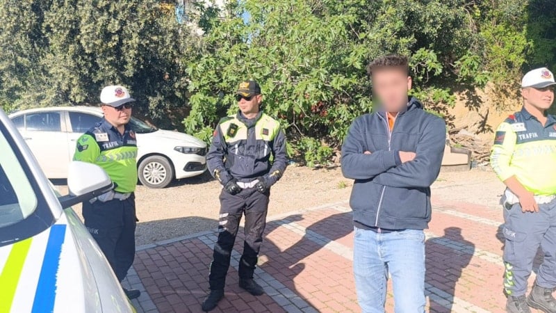 Antalya'da uygulamadan kaçan motosikletli aracını köpek kulübesine sakladı