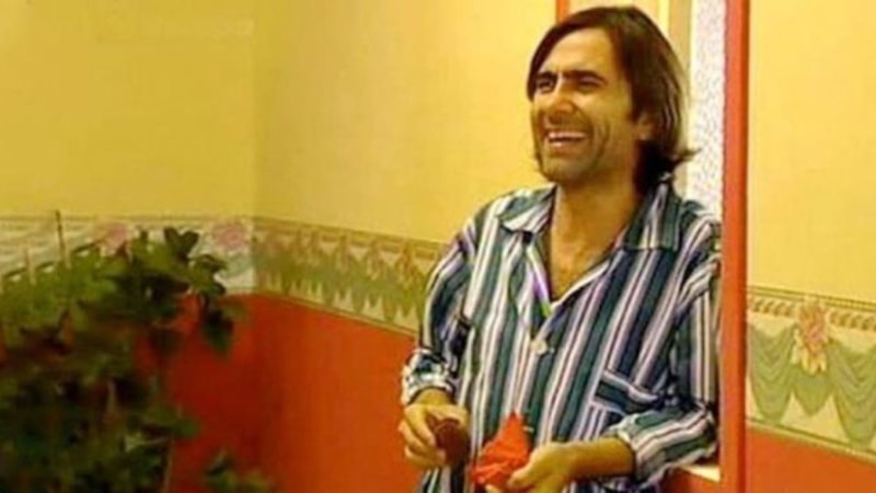 Peker Açıkalın imaj değiştirdi! Saçlarını sıfıra vurdu, bıyık bıraktı