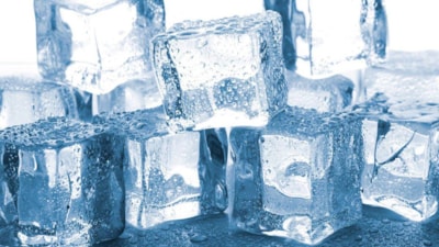 Evdeki buzlar beyaz, dışardakiler ise şeffaf! İşte nedeni...