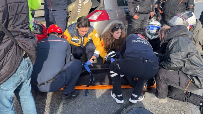 İstanbul'da motosikletli genç babasının arabasına çarptı