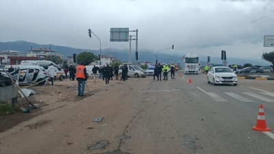 Gaziantep'te otomobil tırla çarpıştı: 2 ölü