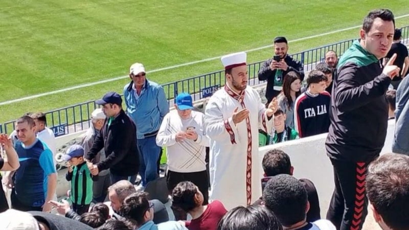 Denizlispor taraftarı, sarık ve cübbe giydi