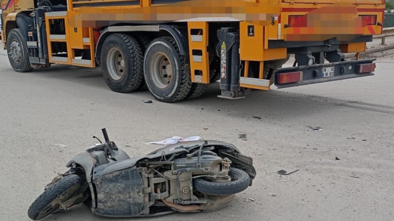 Bursa'da motosiklet, vinç ile çarpıştı