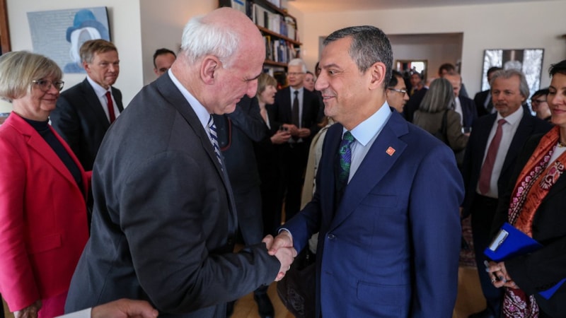 Özgür Özel AB üyesi ülkelerin büyükelçileriyle görüştü