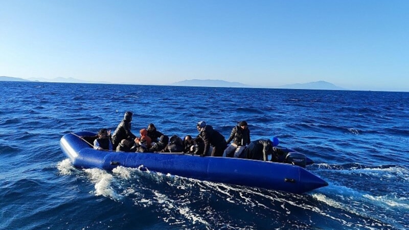 İzmir açıklarında 26 kaçak göçmen yakalandı