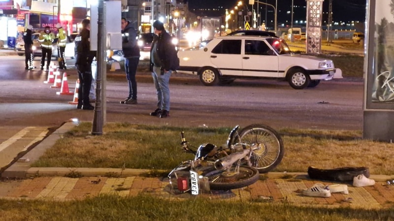 Karaman'da otomobile çarpan motosiklet 15 metre ileriye savruldu: 1 ölü, 1 yaralı