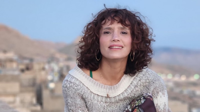 Nehir Erdoğan 16 yıl sonra Mardin'de aynı pozu verdi