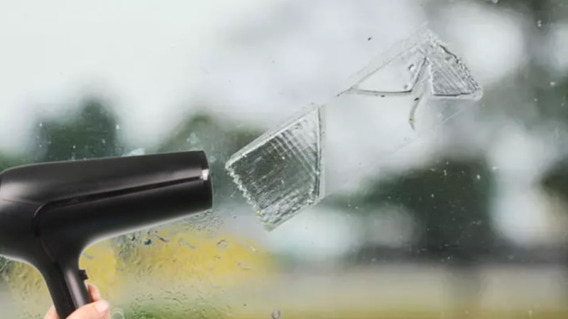 Ayna ve camlardaki bant izlerinden kurtulmanın sırrı: Isıtmak yetiyor, hemen eriyor