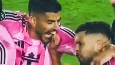 Luis Suarez bu sefer takım arkadaşını ısırdı