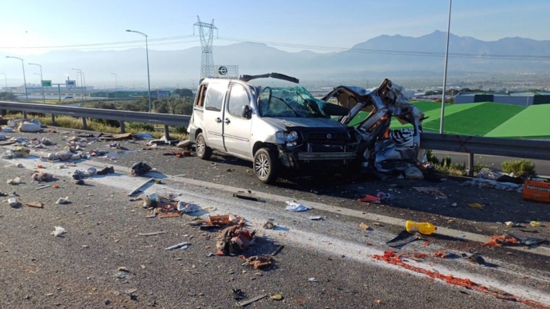 İzmir'de çıkışı kaçırıp geri manevra yapan araç kazaya karıştı: 1 ölü