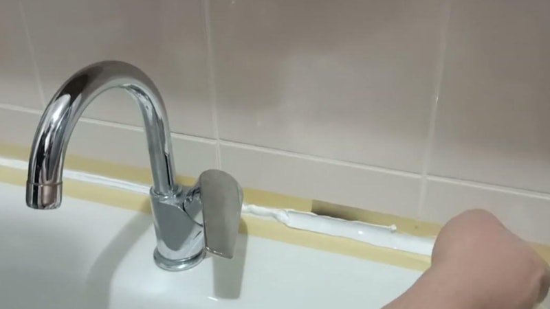 İster mutfakta, ister banyoda: Kararan silikona dökün, nasıl beyazlatıyor görün...