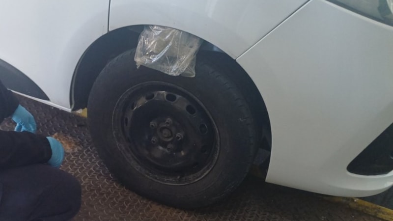 Edirne'de çamurluklara gizlediği esrarla sınırda yakalandı