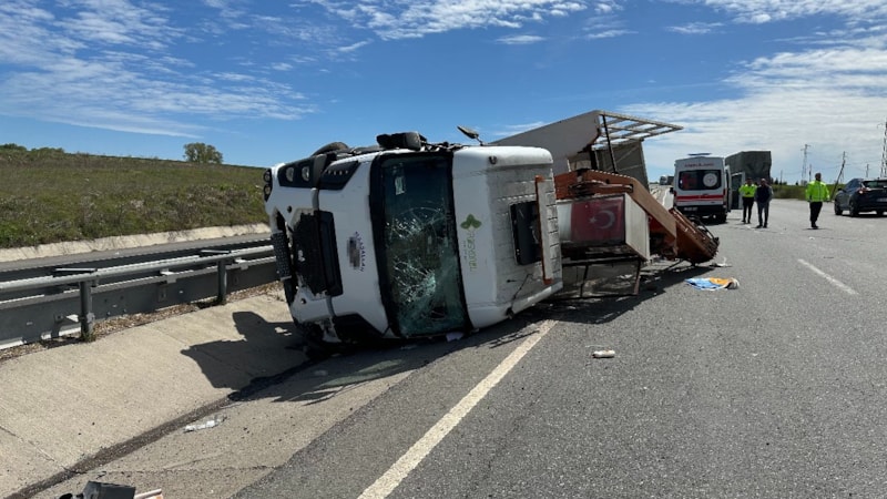 Tekirdağ’da devrilen kamyonun sürücüsü yaralandı