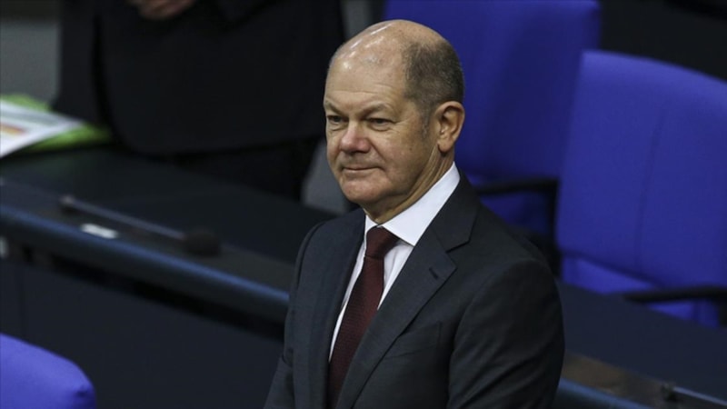 Almanya'da Scholz'a sarılan adama 4 bin 500 euro para cezası