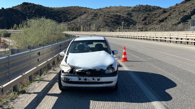 Kırıkkale'deki kazada otomobil bariyerlere çarptı