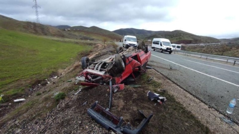 Elazığ’da otomobil takla attı: 3 yaralı