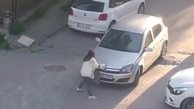 İstanbul'da yol ortasında sürücülere küfredip araçları tekmeledi