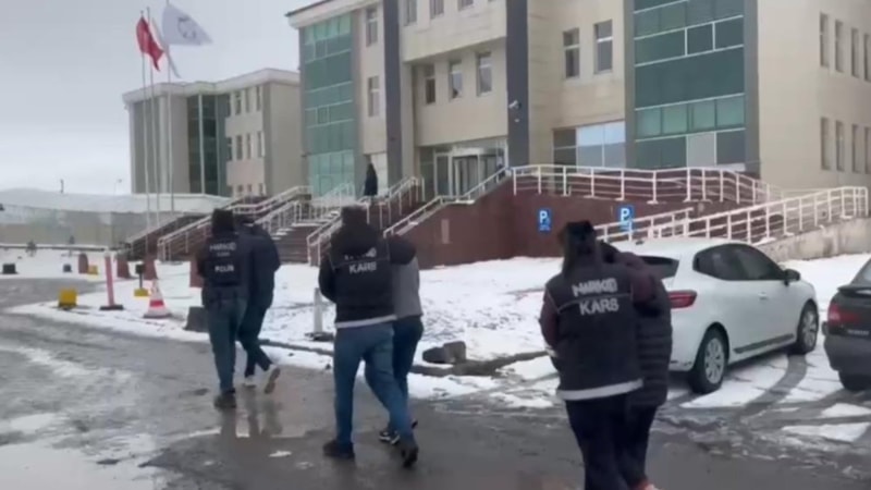 Kars'ta İranlı kurye, uyuşturucu tacirlerini yakalattı