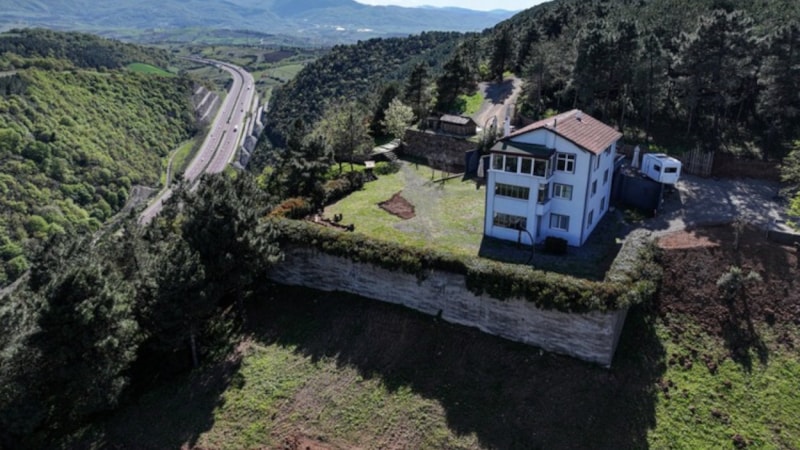 Yalova'da dağın zirvesindeki yalnız ev yeni sahibini bekliyor