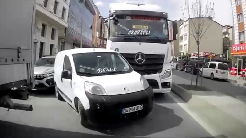 İstanbul'da kör noktada kalan araç iki tır arasında sıkıştı