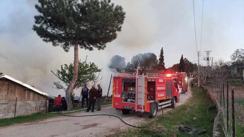 Manisa'da ahırda başlayan yangın 2 eve sıçradı