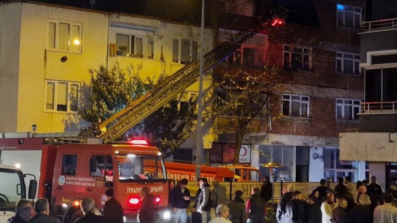 Sakarya'da boş dairede çıkan yangın mahalleliyi sokağa döktü