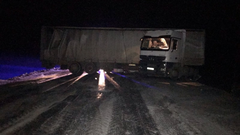 Ardahan'da buzlanmadan kayan tır, yolu kapattı