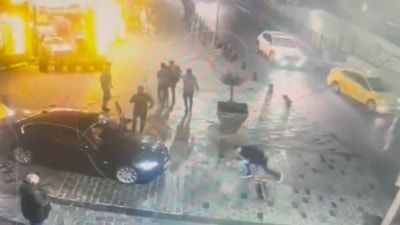 İstanbul'da derbi için toplanan taraftar hızlı araç süren sürücüyü bıçakladı