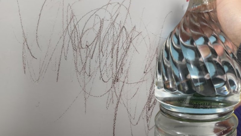 Duvardaki boya lekesine sürün, 5 dakika sonra görün! Tek hareketle siliniyor