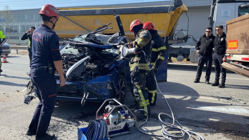 Kocaeli'de D-100'de otomobil tıra arkadan çarptı