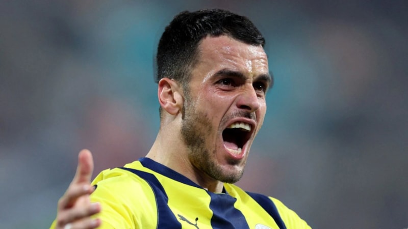 Fenerbahçe'de hedef Filip Kostic'in bonservisini almak