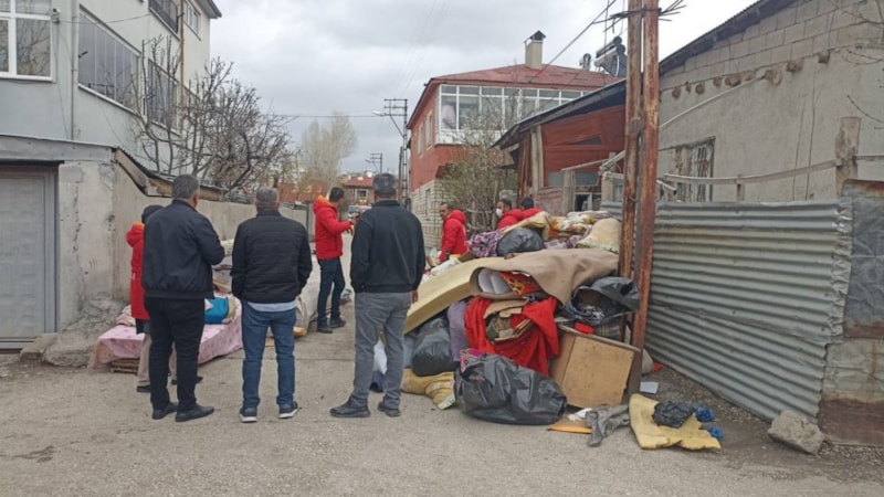 Van'da yaşlı çiftin evinden 10 ton çöp çıktı