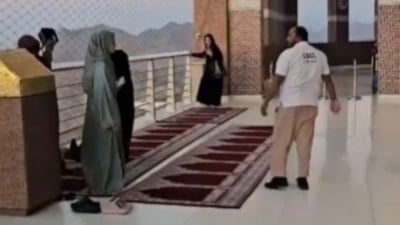 Kabe'ye otelin balkonundan bakarak namaz kıldı