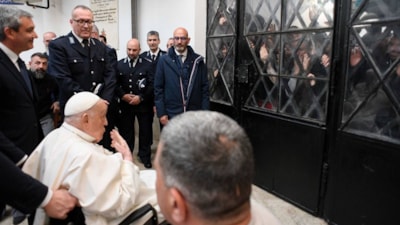 Papa cezaevindeki mahkumları ziyaret etti